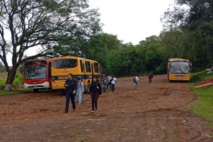 Governo do Paraná remaneja ônibus escolares estaduais para atender alunos de Rio Bonito do Iguaçu após tornado