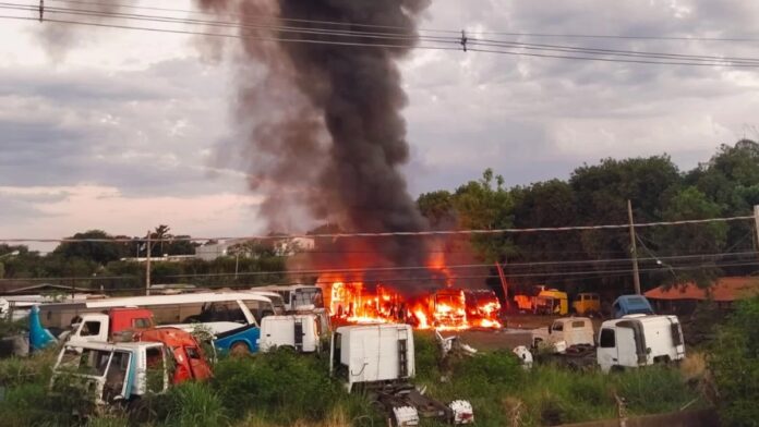 Incêndio atinge garagem de ônibus da RP Bus em Ribeirão Preto (SP) na noite desta sexta-feira (21)