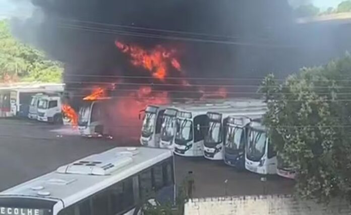 Incêndio destrói diversos ônibus e caminhão em garagem de empresa de transporte em Sapucaia do Sul (RS) nesta quinta-feira (20)