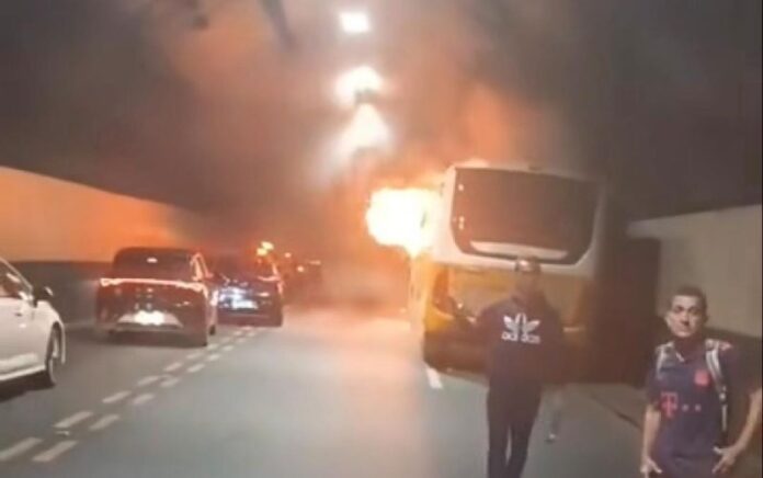 Incêndio em ônibus fecha Túnel Rebouças e causa congestionamento intenso no Rio de Janeiro (RJ) na manhã desta quinta-feira (06)
