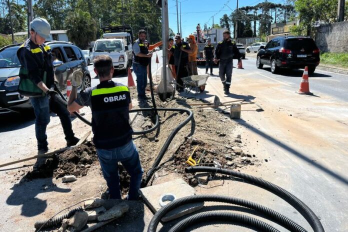 Instalação de ímãs (trilhos) que guiarão o Bonde Urbano Digital entra na reta final em Piraquara (PR)