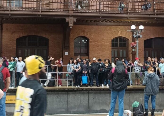 Linha 11-Coral segue com velocidade reduzida desde às 10h35 por falha na rede aérea; sistema PAESE é acionado