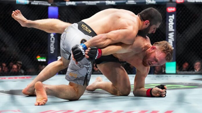 Makhachev domina Della Maddalena no UFC 322, conquista cinturão na estreia do meio-médio e iguala recorde de Anderson Silva