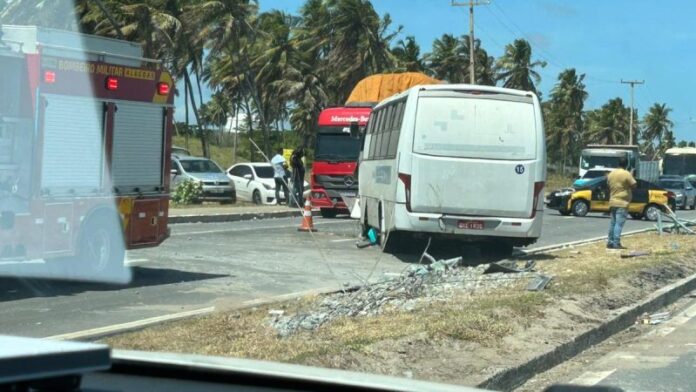 Micro-ônibus colide contra poste no Pontal da Barra, em Maceió (AL), e deixa feridos na tarde desta segunda-feira (10)