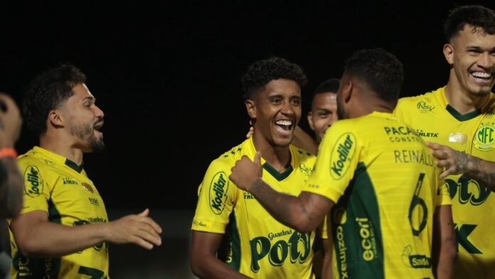 Mirassol anota gol 'relâmpago', supera Palmeiras após golaço de bicicleta de Vitor Roque e embola luta pelo título