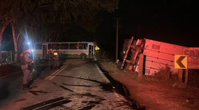 Motorista de caminhão morre após colisão frontal com ônibus na rodovia ES 248, entre Linhares e Rio Bananal, no Espírito Santo