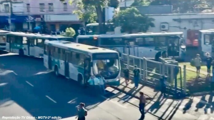 Motoristas de ônibus de Uberlândia (MG) iniciam paralisação por atraso salarial; parte das empresas já regularizou pagamentos