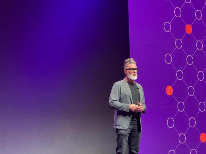 Neil Redding, no Bus Summit da ClickBus, aponta o futuro do setor rodoviário