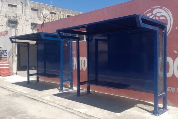 Novos abrigos do transporte coletivo Tarifa Zero de Capão Bonito (SP) começam a ser instalados