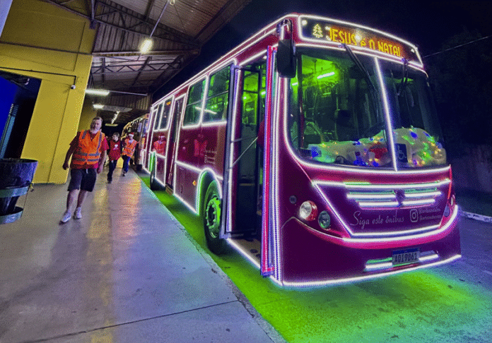 Ônibus Natalino da Missão Artistas de Cristo percorre Curitiba e Região com ações solidárias e programação especial