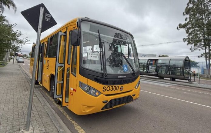 Ônibus adaptados com sanitários individuais atendem profissionais das estações-tubo em Curitiba (PR) desde outubro