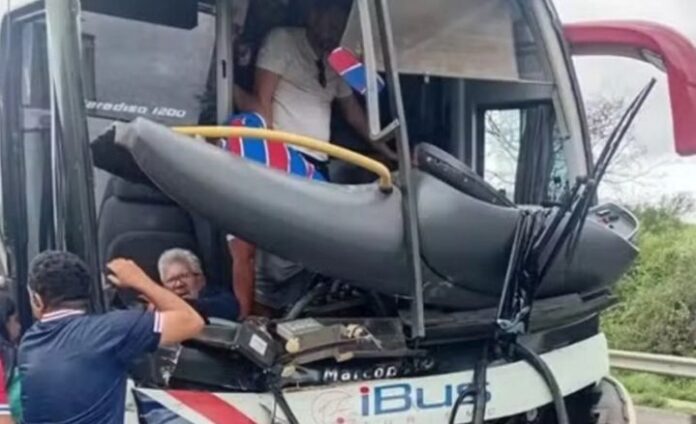 Ônibus com torcedores do Fortaleza bate em carreta na Bahia e deixa feridos nesta sexta-feira (28)
