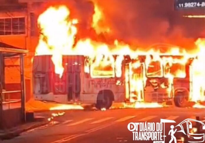 Ônibus da Suzantur é incendiado após ação policial em Mauá, na Grande São Paulo na noite desta quarta-feira (5)