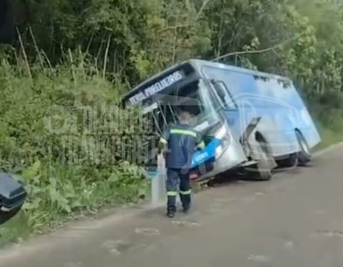 Ônibus da Transwolff cai em vala na região de Cipó do Meio, em Parelheiros, zona Sul de São Paulo (SP), na manhã desta segunda-feira (10)