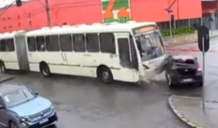 Ônibus do transporte público de Curitiba (PR) atinge carro em cruzamento no bairro Boa Vista nesta terça-feira (18)