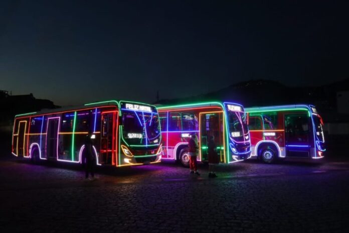 Ônibus natalinos decorados começam a circular em Mauá (SP)
