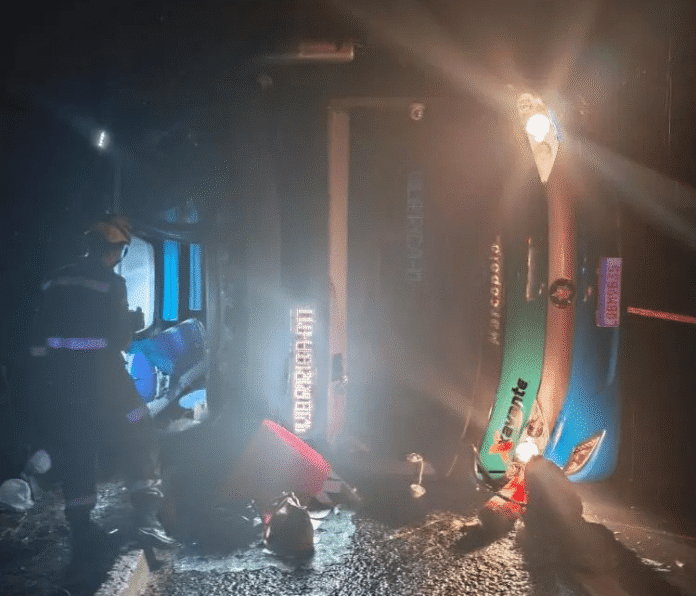 Ônibus rodoviário tomba na rodovia GO-060, em Iporá (GO), e deixa mortos e feridos na madrugada desta segunda-feira (03)