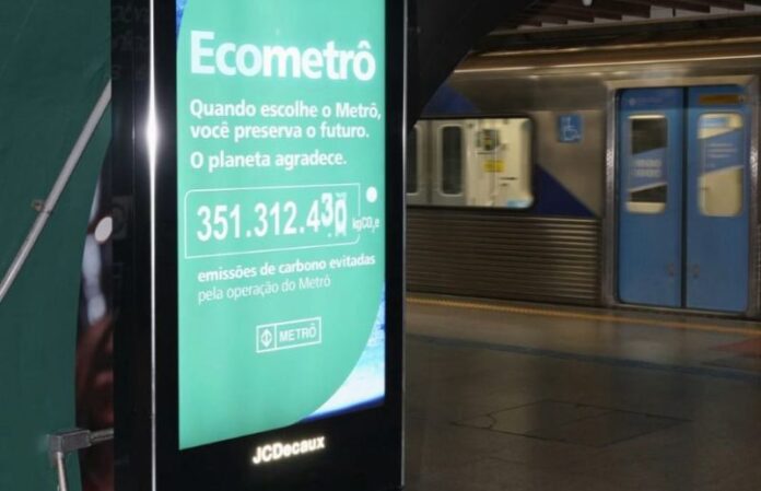 Painel na estação Consolação da Linha 2–Verde mostra estimativa de emissões de gases de efeito estufa evitadas pelo Metrô de São Paulo