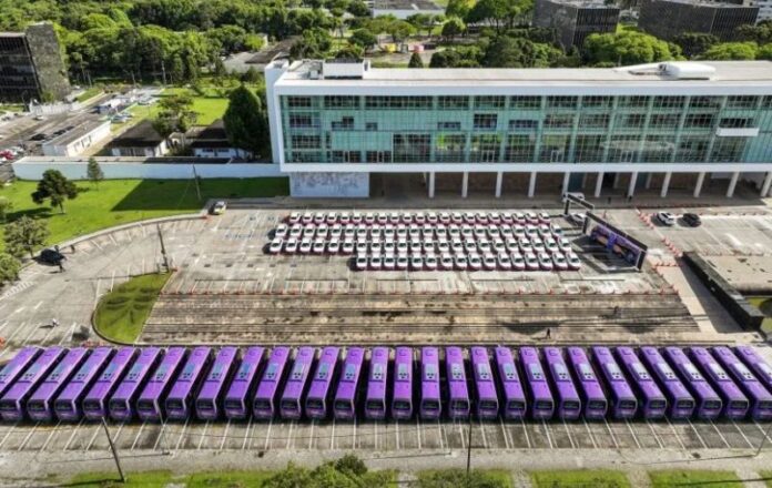 Paraná entrega 40 ônibus e 82 carros para reforçar políticas voltadas às mulheres e pessoas idosas