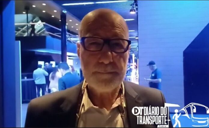 Passageiros de ônibus não podem continuar pagando desenvolvimento de carrão de luxo elétrico, diz especialista