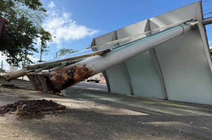 Ponto de ônibus desaba e fere menina de 7 anos em Praia Grande no litoral de São Paulo nesta quinta-feira (27) 