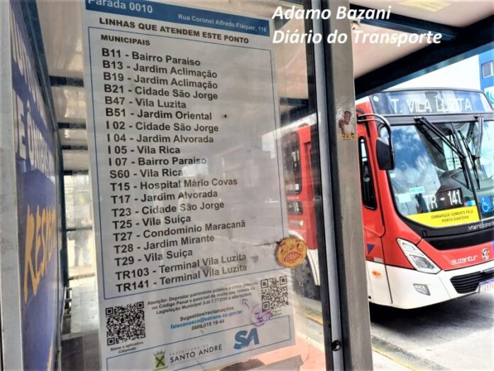 Pontos de ônibus de Santo André (SP) estão com informações desatualizadas, apesar de mudanças de linhas terem sido realizadas há quase dois meses
