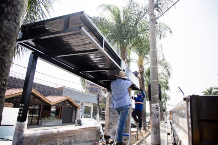 Prefeitura de Pouso Alegre (MG) segue com instalações de novos abrigos em pontos de ônibus