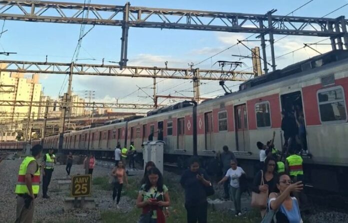 Problemas técnicos em pantógrafo de trem prejudicam operação da Linha 11-Coral e passageiros descem aos trilhos nesta segunda-feira (03)