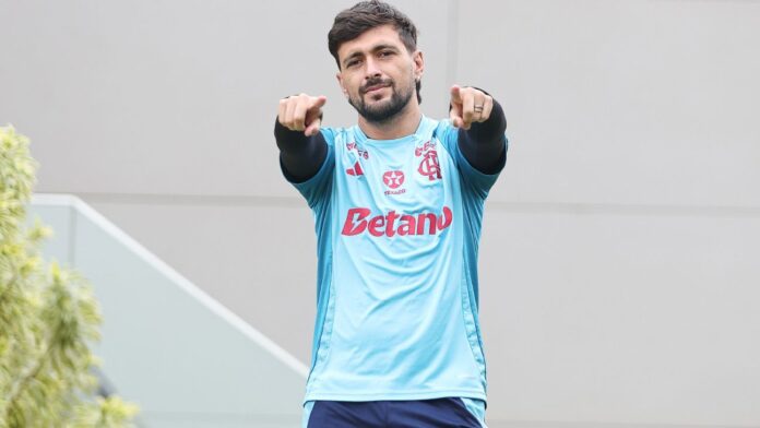 Renovação de Arrascaeta com Flamengo vai para a mesa de Bap e fica perto de ser oficializada, mas Filipe Luís segue em negociações