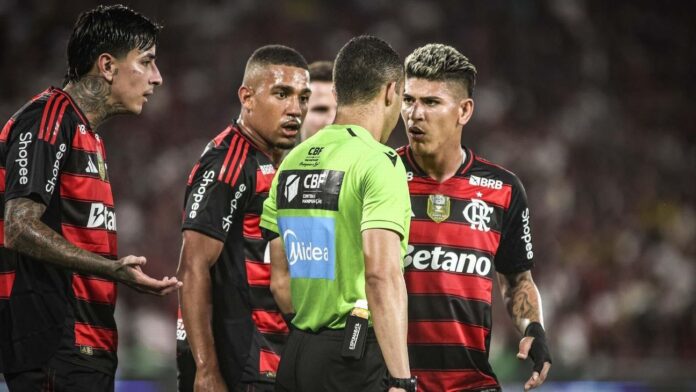 Simon vê pênalti de Thiago Silva em Bruno Henrique em Fluminense x Flamengo: 'Deu um chute na panturrilha do atacante'