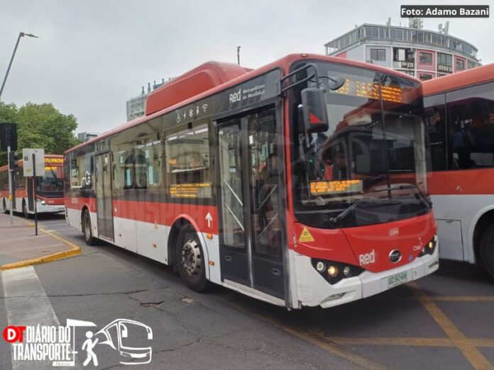 Sistema Red da Região Metropolitana de Santiago, no Chile, sofre com ônibus mal conservados e passageiros reclamam dos serviços