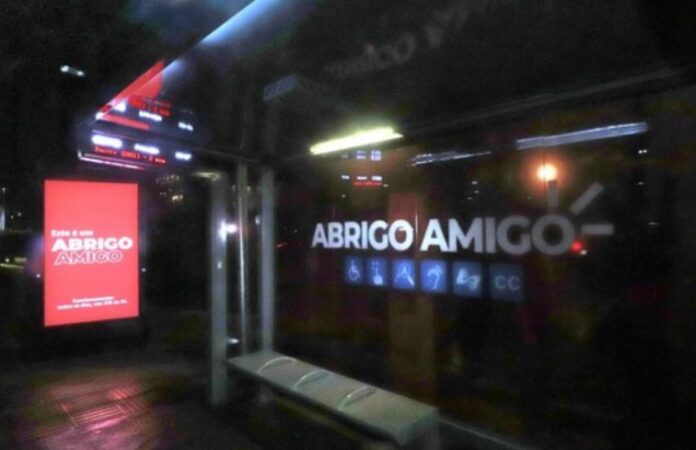 Sorocaba (SP) instala primeiro ponto de ônibus com atendimento remoto para aumentar a segurança dos passageiros