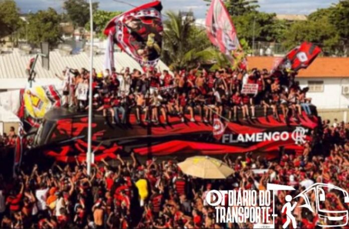 Torcida do Flamengo invade ônibus e faz festa de apoio ao elenco antes da final da Libertadores 