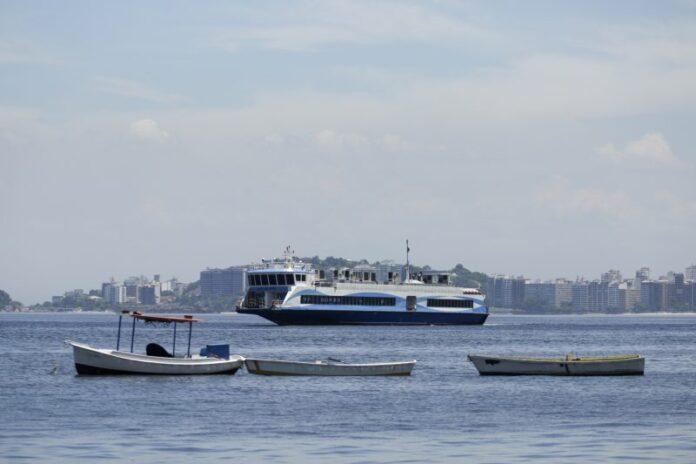 Travessias por barcas registram pico de demanda na véspera do feriado no RJ