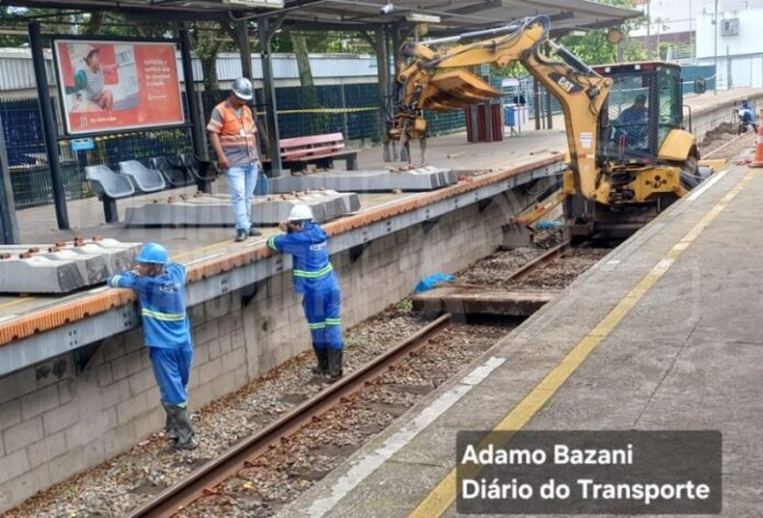 Troca de dormentes bloqueia plataforma na estação Santo André da CPTM. Assista máquina em operação