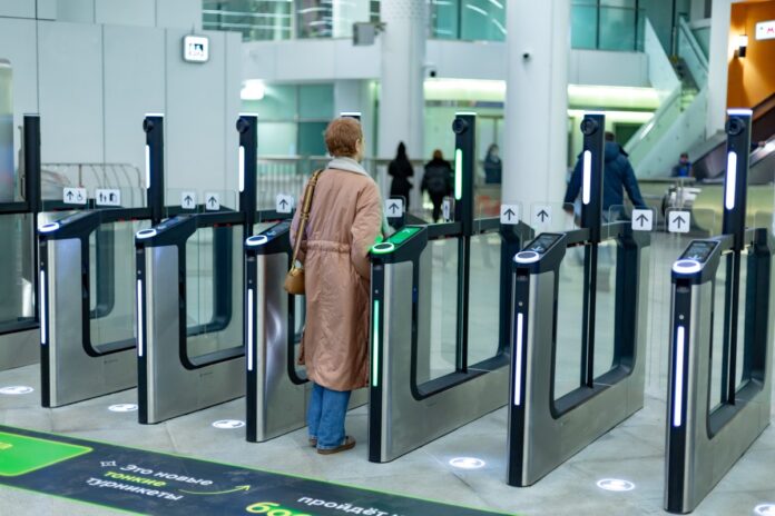 Catracas mais rápidas e novas máquinas de bilhetes modernizam o atendimento ao passageiro no Metrô de Moscou