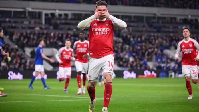 Arsenal faz dever de casa, vence Everton e retoma liderança da Premier League