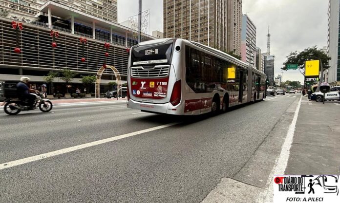 Atraso na revisão de contratos de ônibus ameaça 13º salário e capital paulista corre risco de greve