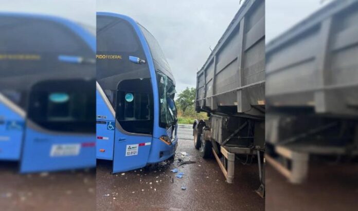 Caminhão bitrem derrapa e atinge ônibus da Guanabara na BR-020 em Formosa (GO)