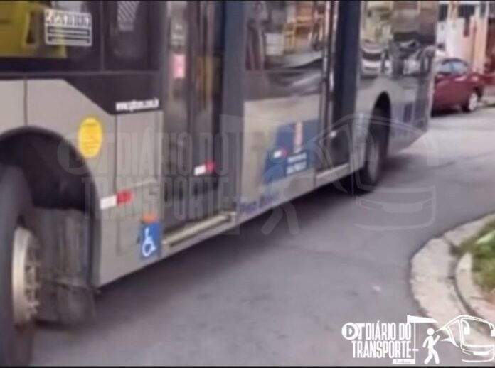 Carro parado em local irregular impede circulação de ônibus por mais de uma hora na zona norte de São Paulo nesta sexta-feira (26)