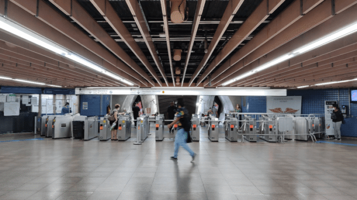 Catracas do Metrô passam a aceitar pagamento por aproximação em todas as linhas