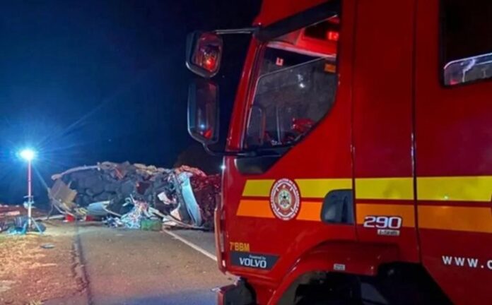 Colisão entre caminhão e micro-ônibus deixa mortos e feridos na BR-386, no Rio Grande do Sul 