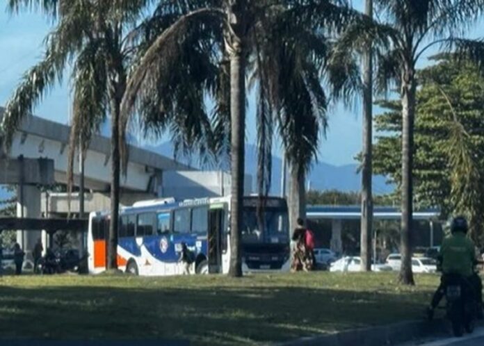 Criminosos bloqueiam acesso ao Aeroporto do Galeão com ônibus sequestrados na manhã desta terça-feira (16), no Rio de Janeiro