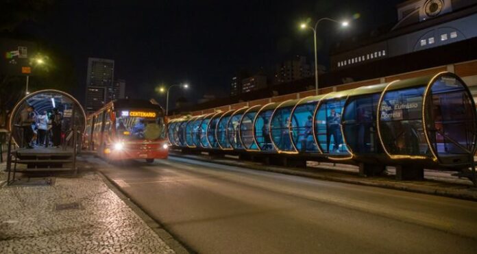 Estações-tubo em Curitiba (PR) ganham luzes e passam a integrar roteiro natalino da capital