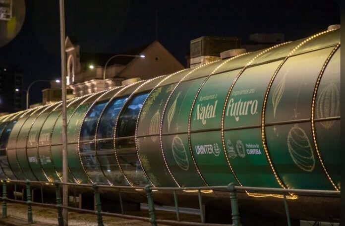Estações-tubo iluminadas passam a integrar o Natal de Curitiba (PR) 2025