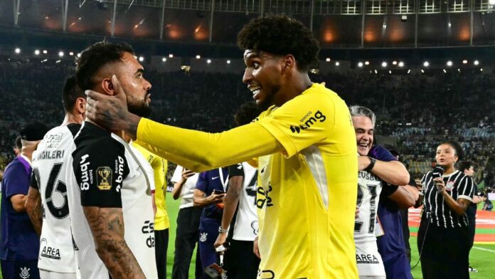 Hugo Souza manda recado a Vegetti e desabafa após título do Corinthians: 'Falaram que a gente não passaria do Palmeiras'