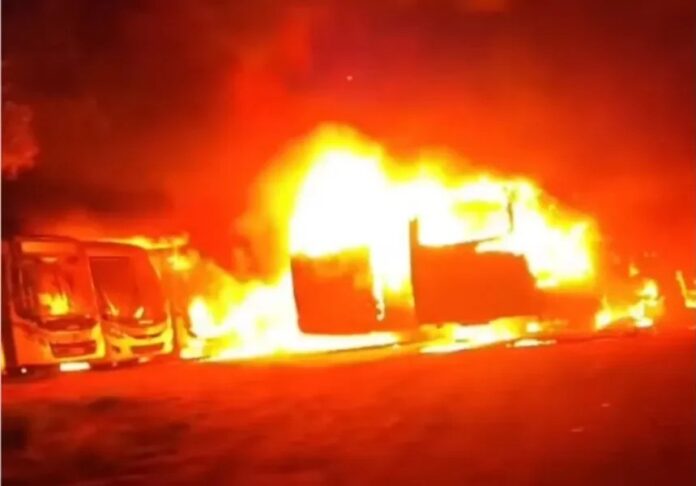 Incêndio de grandes proporções destrói diversos ônibus, micro-ônibus e vans na garagem da Emanuel Transportes, em Itapemirim (ES), nesta quinta-feira (25)