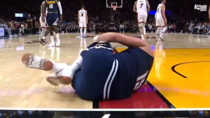 Jokic lesiona o joelho, sai de quadra e preocupa Denver Nuggets