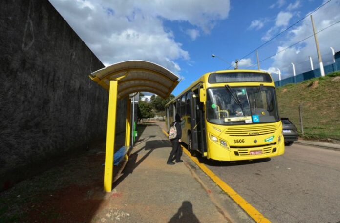 Jundiaí (SP) substitui assentos danificados em pontos de ônibus da cidade