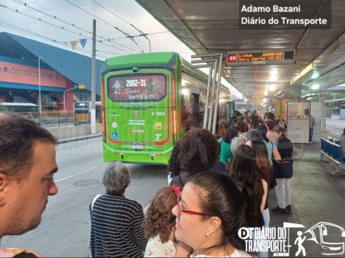 Linha Especial Natalina da SPTrans tem lotação e poucos ônibus para demanda de passageiros em diferentes horários